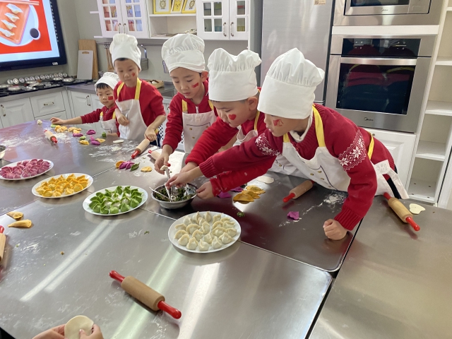 萌娃学习包饺子.jpg
